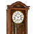 Holzwanduhr im Detail: Zifferblatt mit römischen Zahlen und goldfarbene Pendelstange.