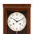 Wanduhr-Zifferblatt im Holzrahmen mit römischen Ziffern und schwarzen Zeigern