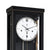 Wanduhr-Ziffernblatt mit schwarzen Zeigern, Indexen bei 12 und 6 sowie Metallpendel
