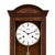 Holzwanduhr mit großem Zifferblatt, römischen Zahlen und goldener Pendelstange