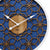 Wanduhr im Detail: blaues Zifferblatt mit goldenen Blumenornamenten, Holzscheibe, Zeiger