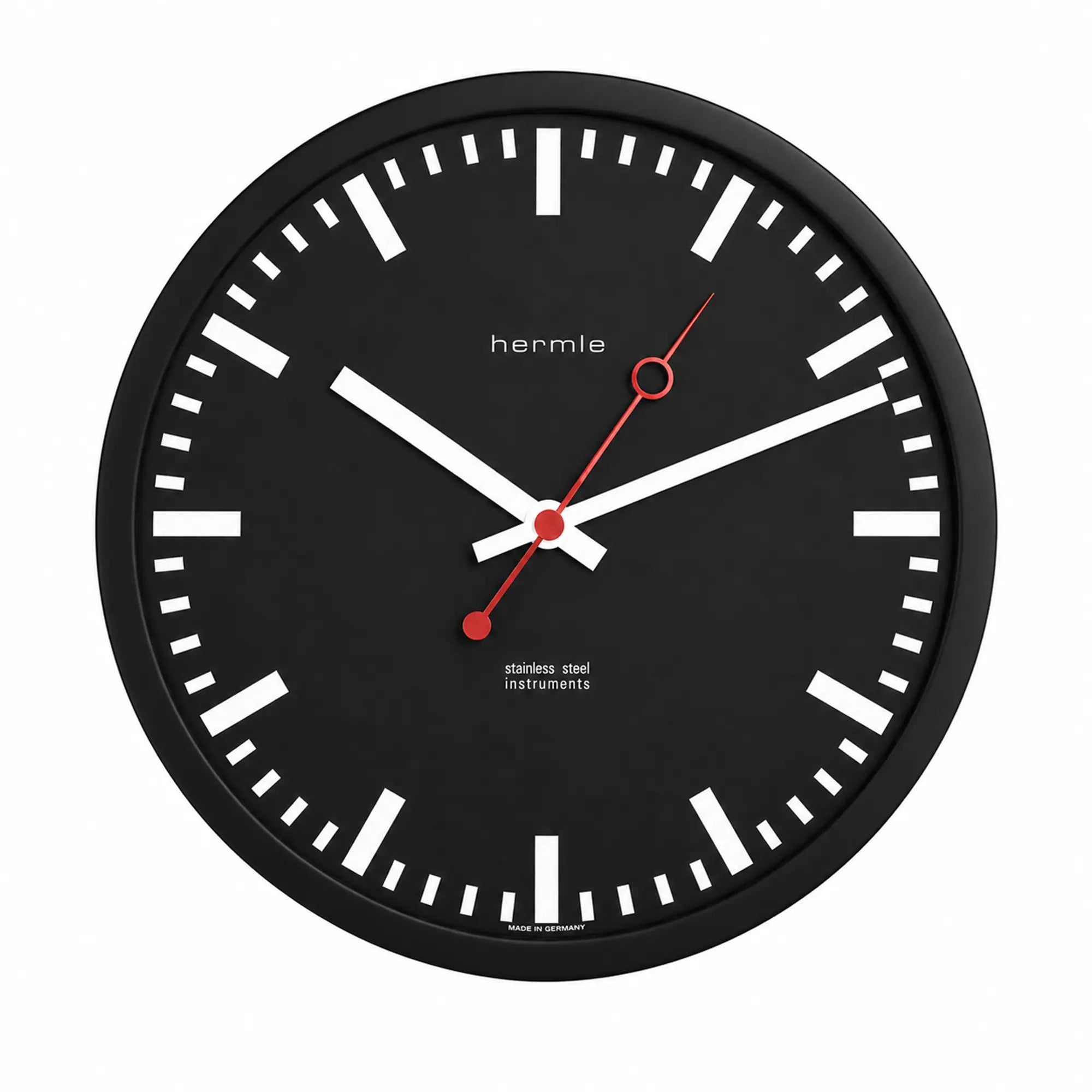Runde Wanduhr mit schwarzem Zifferblatt, weißen Stundenmarkierungen und roten Zeigern