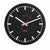 Runde Wanduhr mit schwarzem Zifferblatt, weißen Stundenmarkierungen und roten Zeigern
