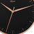 Wanduhr-Zifferblatt mit roségoldenen Stunden- und Minutenzeigern auf schwarzer Fläche