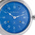 Wanduhr-Zifferblatt mit blauem Hintergrund, römischen Ziffern und Zeigern