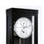 Wanduhr-Zifferblatt im schwarzen Gehäuse mit römischen Ziffern und sichtbarem Regulierwerk.