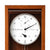 Wanduhr-Zifferblatt im Holzrahmen mit großen Zahlen, Zeigern und mittigem Antrieb.