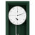 Grüne Wanduhr, Nahansicht: rundes Zifferblatt mit Zeigern und silbernes Pendelgehänge