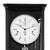 Wanduhr-Zifferblatt mit weißen Flächen, schwarzen Zeigern und Pendelwerk im Blick
