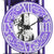 Detail: Wanduhrwerk mit Zahnrädern im violetten Zifferblatt