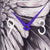 Wanduhr-Zifferblatt im Detail: schwarz-weißes Federdesign, violette Zeiger und weiße Zahlen