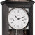 Nahaufnahme Wanduhr: weißes Zifferblatt mit römischen Zahlen und schwarzen Zeigern