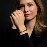 Armband aus 6mm Naturstein in Tigeraugeoptik mit goldplattiertem Edelstahlverschluss - Rebel&Rose Modell: RR-60120-G-S