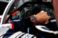 Herrenuhr schwarz mit rotem Silikonarmband – Vostok Europe Modell: VK68-592C775